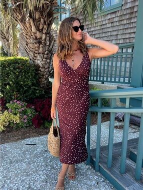 vestique Burgundy Polka Dot V‑Neck Midi Dress